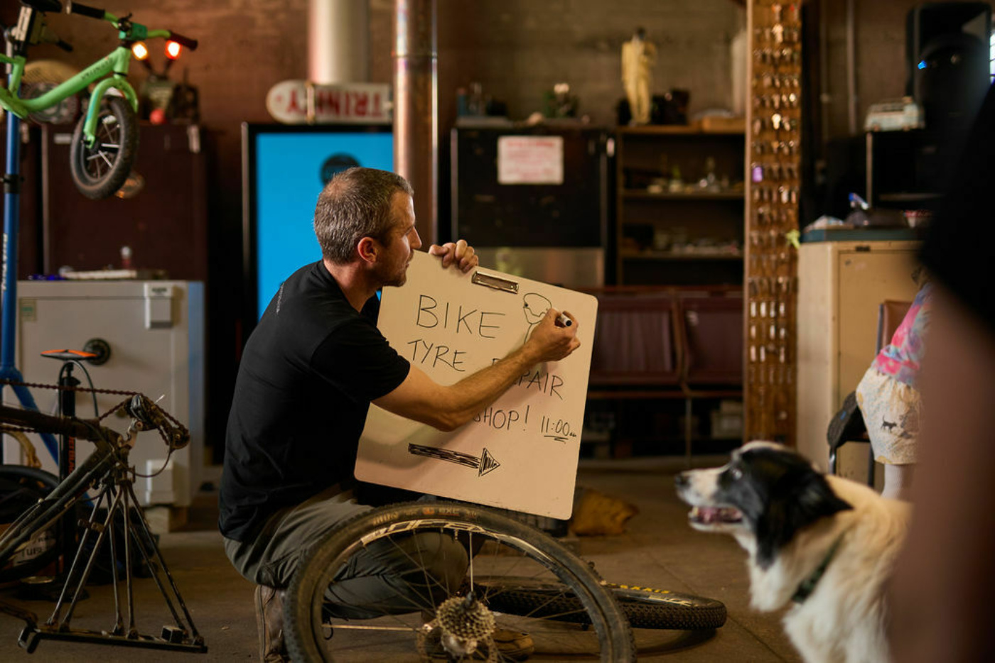 Steve explaining how a tube sits inside a tyre.